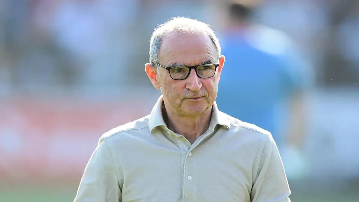 Entrenador observando el partido desde la banda