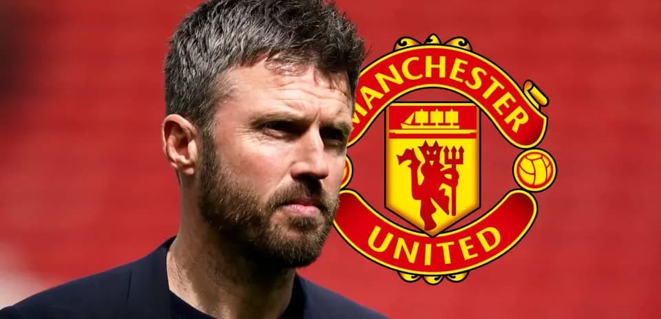 Entrenador de Manchester United frente a fondo rojo