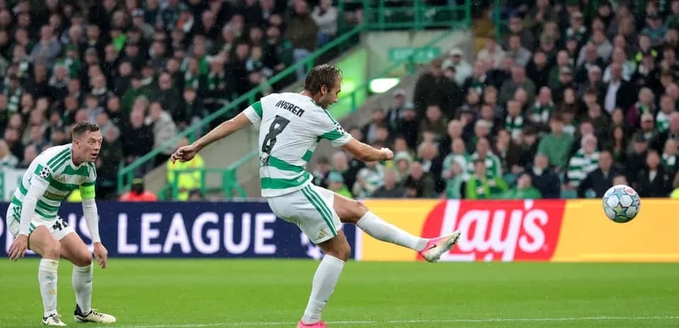 Jugador de Celtic disparando a portería