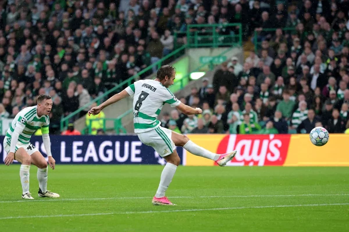 Jugador de Celtic disparando a portería