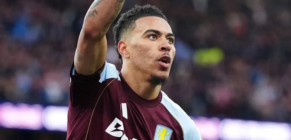 Jugador de Aston Villa celebrando un gol en el partido