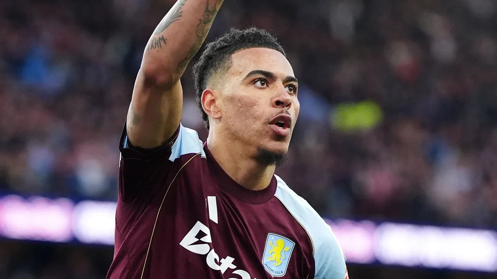 Jugador de Aston Villa celebrando un gol en el partido