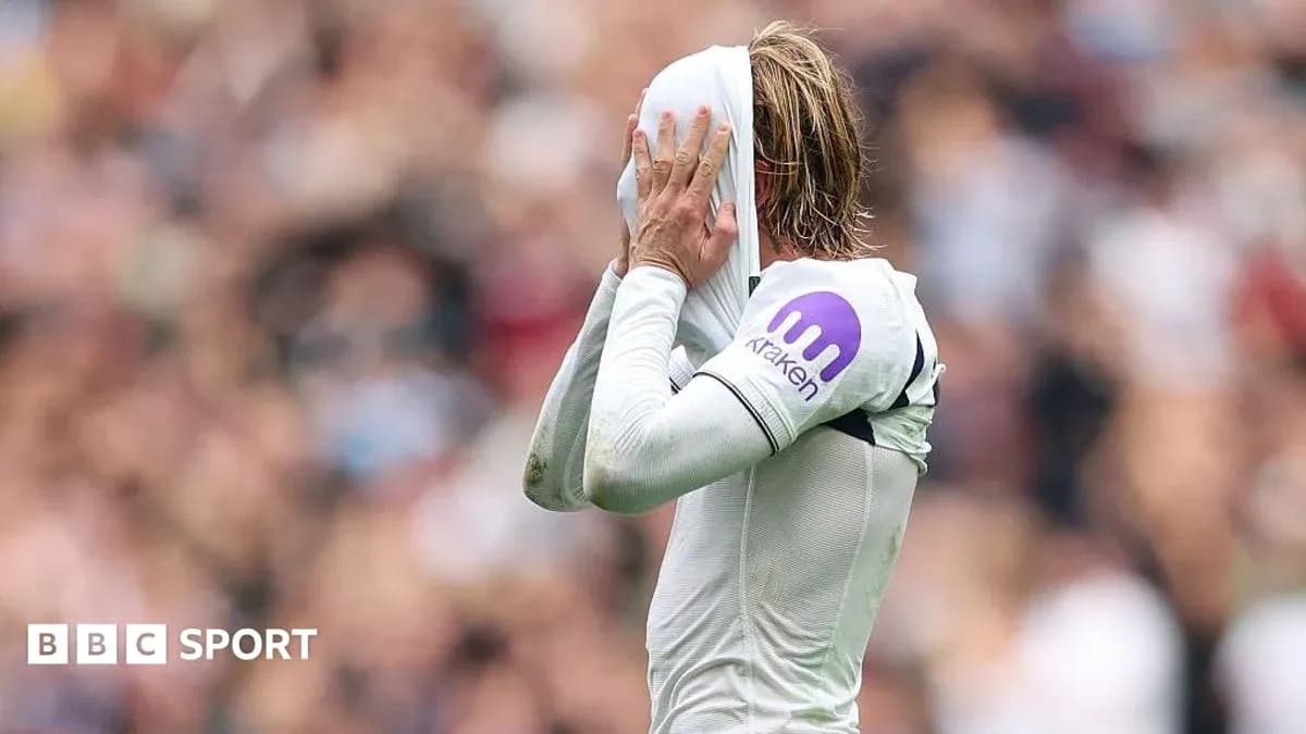 Jugador cubriendo su rostro con camiseta durante partido