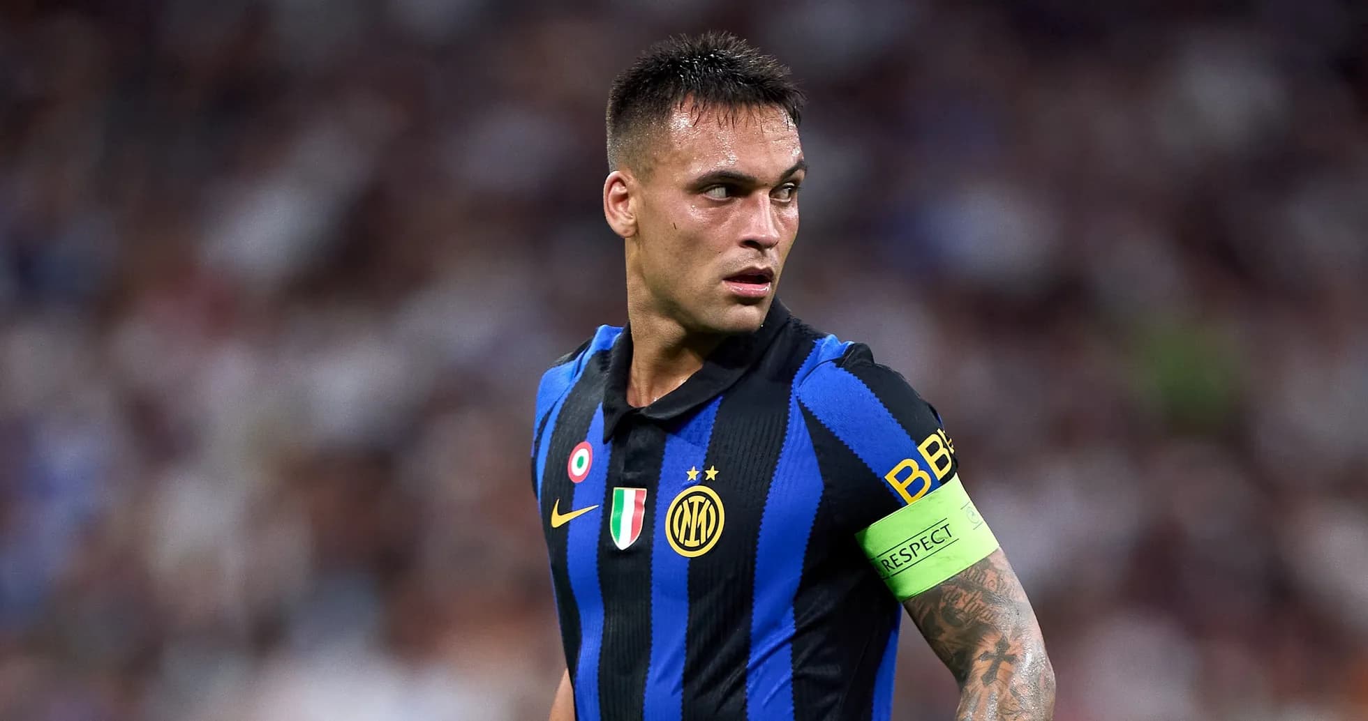 Jugador de Inter con camiseta a rayas en el campo