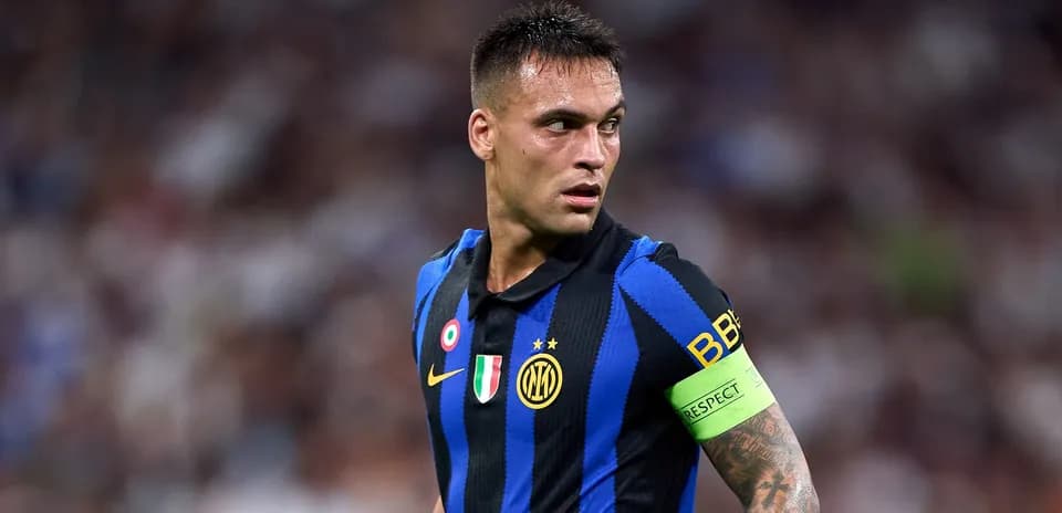Jugador de Inter con camiseta a rayas en el campo