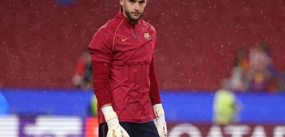 Portero del FC Barcelona entrenando bajo la lluvia