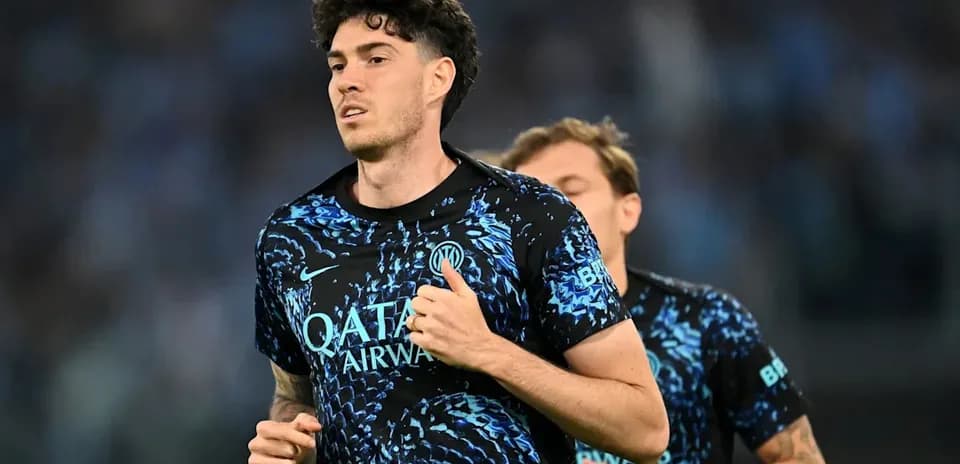 Jugador corriendo durante el calentamiento en el campo