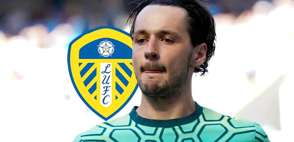 Jugador de Leeds United con camiseta verde en campo