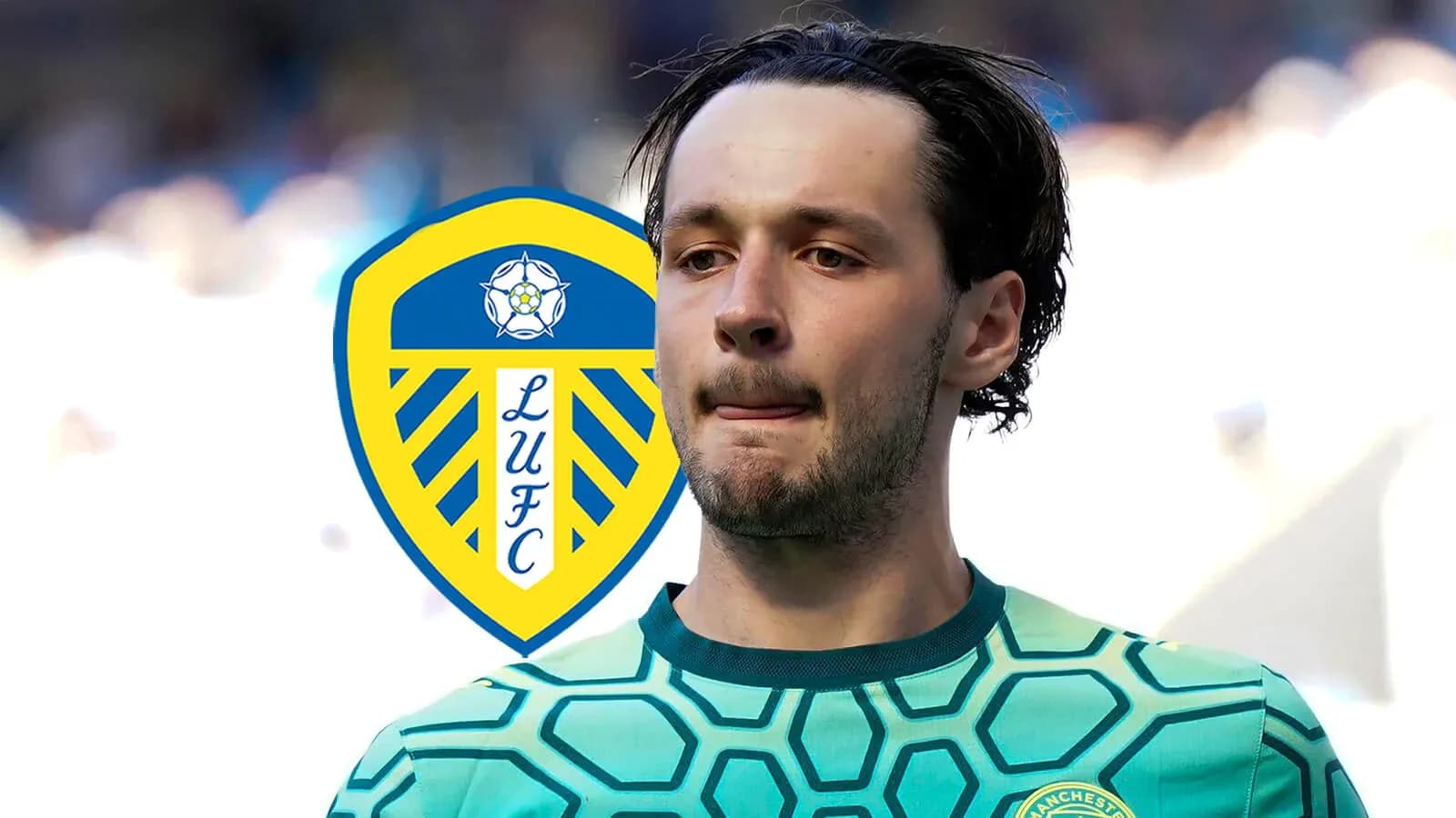 Jugador de Leeds United con camiseta verde en campo