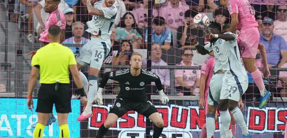 Jugadores compitiendo por un balón en el área