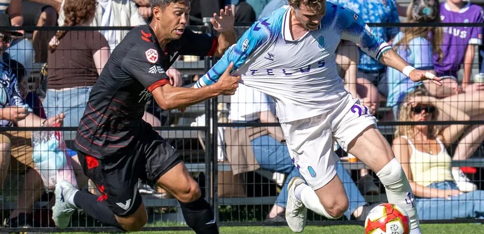 Jugador de Vancouver FC desafiando a un rival