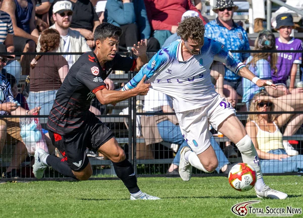 Jugador de Vancouver FC desafiando a un rival