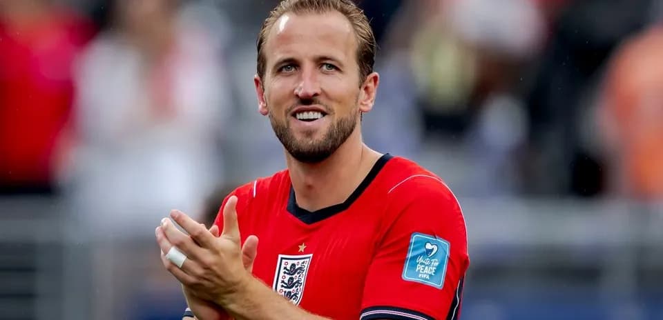 Jugador aplaudiendo en uniforme rojo de Inglaterra