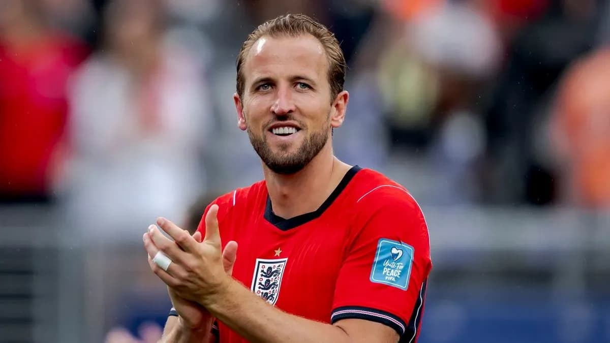 Jugador aplaudiendo en uniforme rojo de Inglaterra