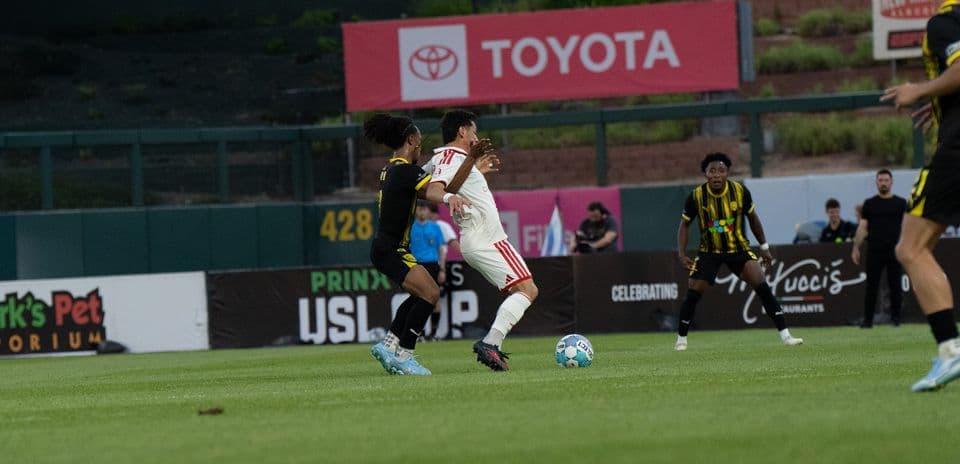 Jugador de Phoenix Rising con balón durante el partido