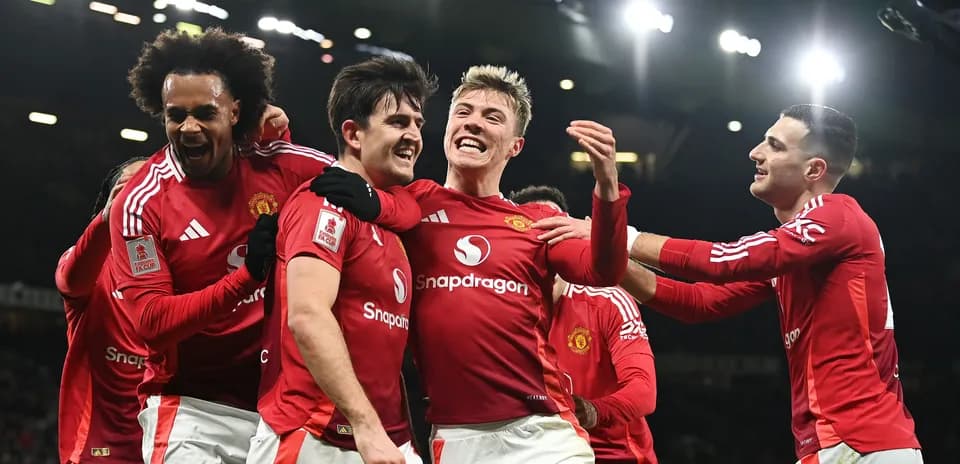 Jugadores de Manchester United celebrando un gol