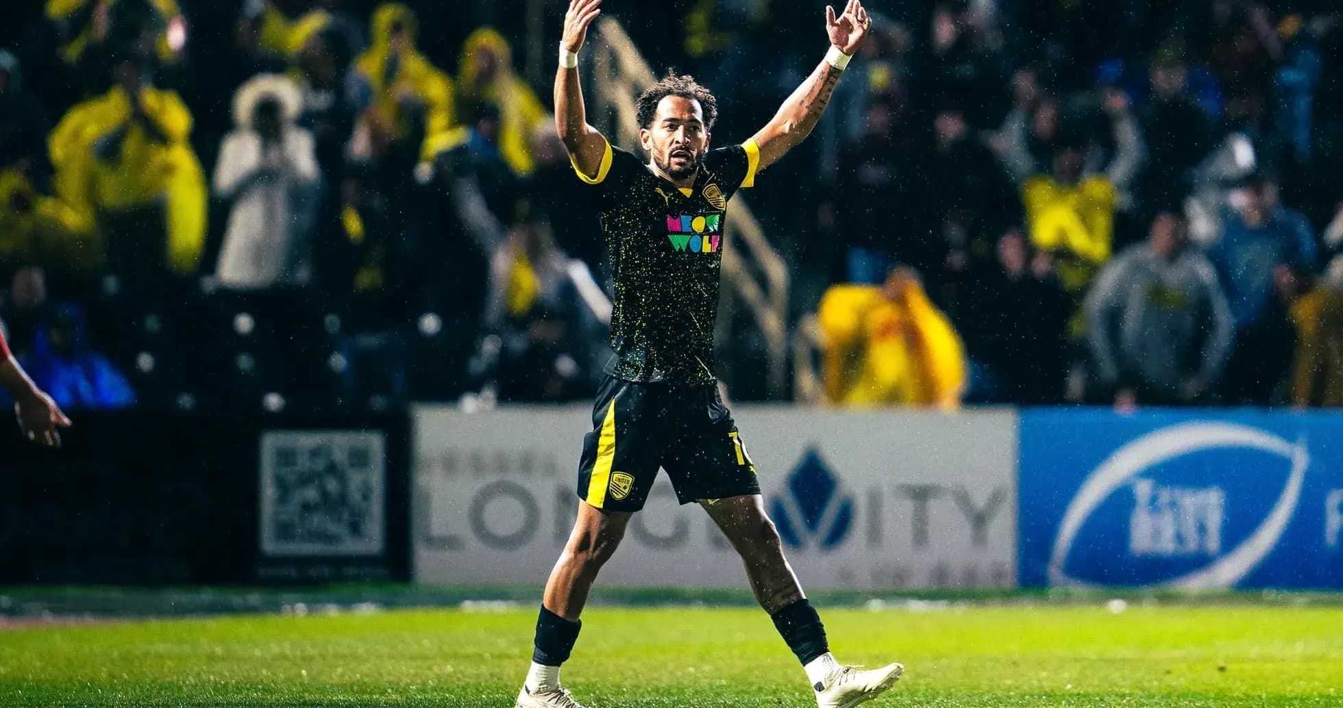 Jugador celebrando durante el partido de fútbol