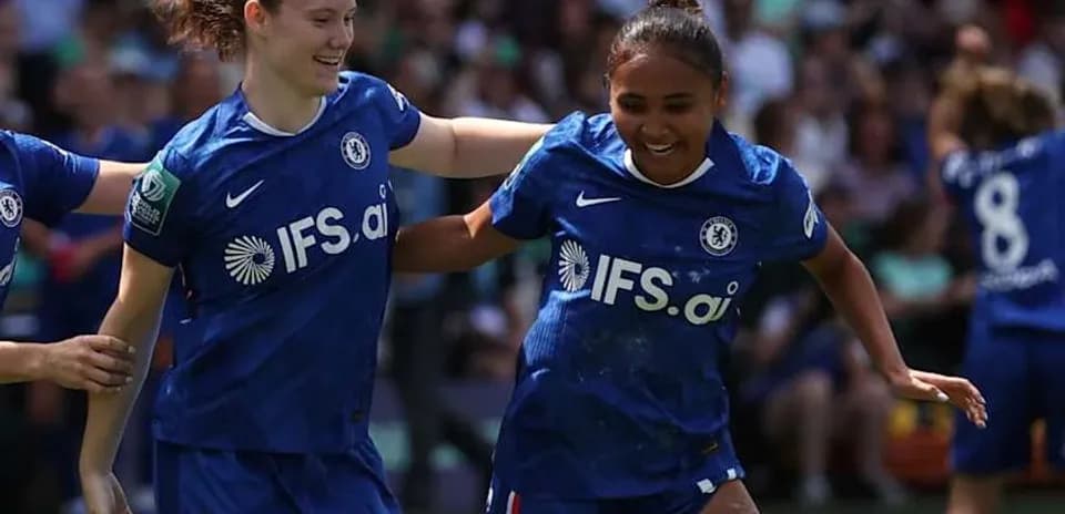 Jugadoras del Chelsea celebrando un gol en el partido