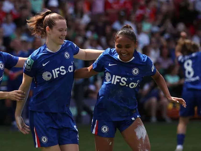 Jugadoras del Chelsea celebrando un gol en el partido