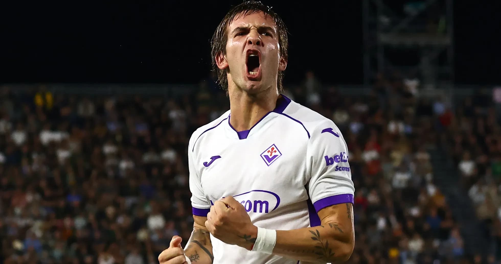 Jugador de Fiorentina celebrando un gol en el partido