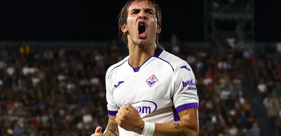 Jugador de Fiorentina celebrando un gol en el partido
