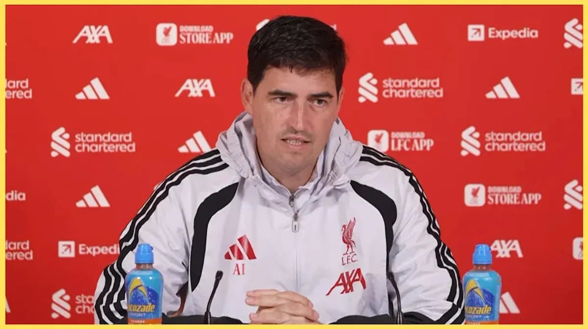 Entrenador en conferencia de prensa con fondo rojo