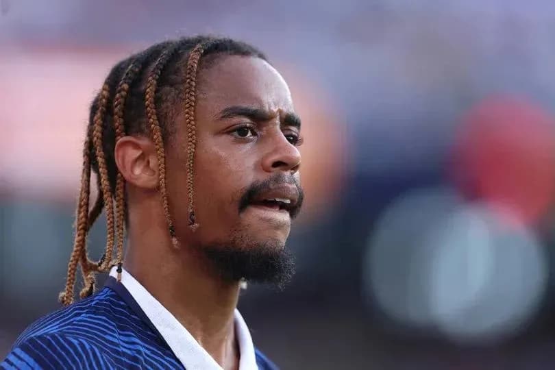 Jugador con trenzas en uniforme deportivo