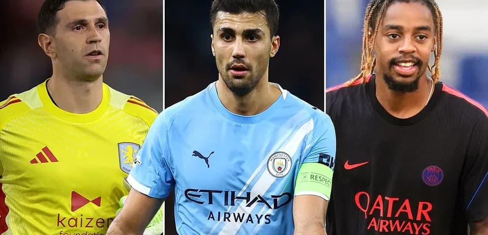 Tres futbolistas en camisetas de sus equipos