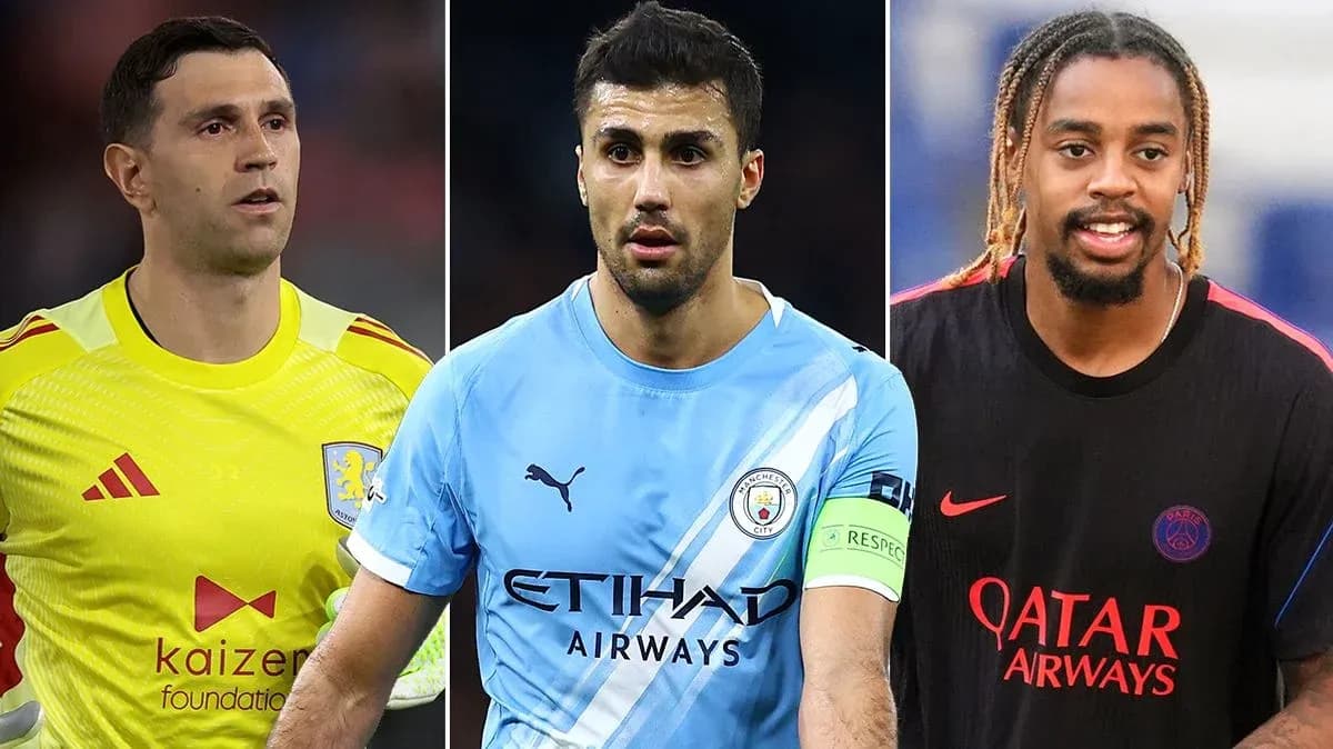 Tres futbolistas en camisetas de sus equipos