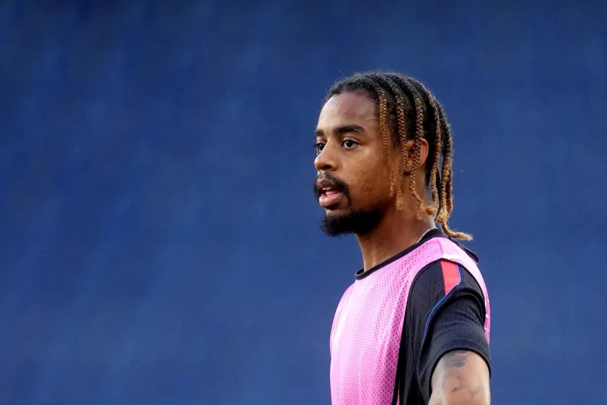 Jugador en entrenamiento con camiseta rosa y negra
