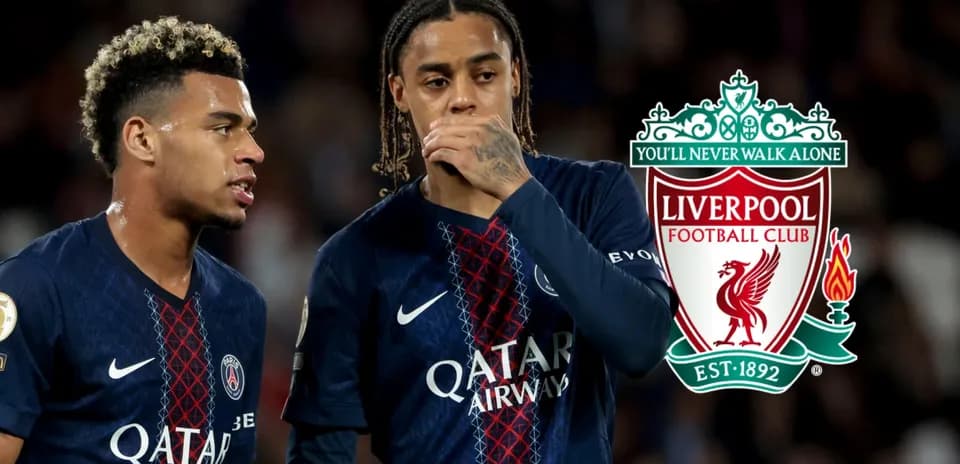 Jugadores de PSG durante partido con logo de Liverpool
