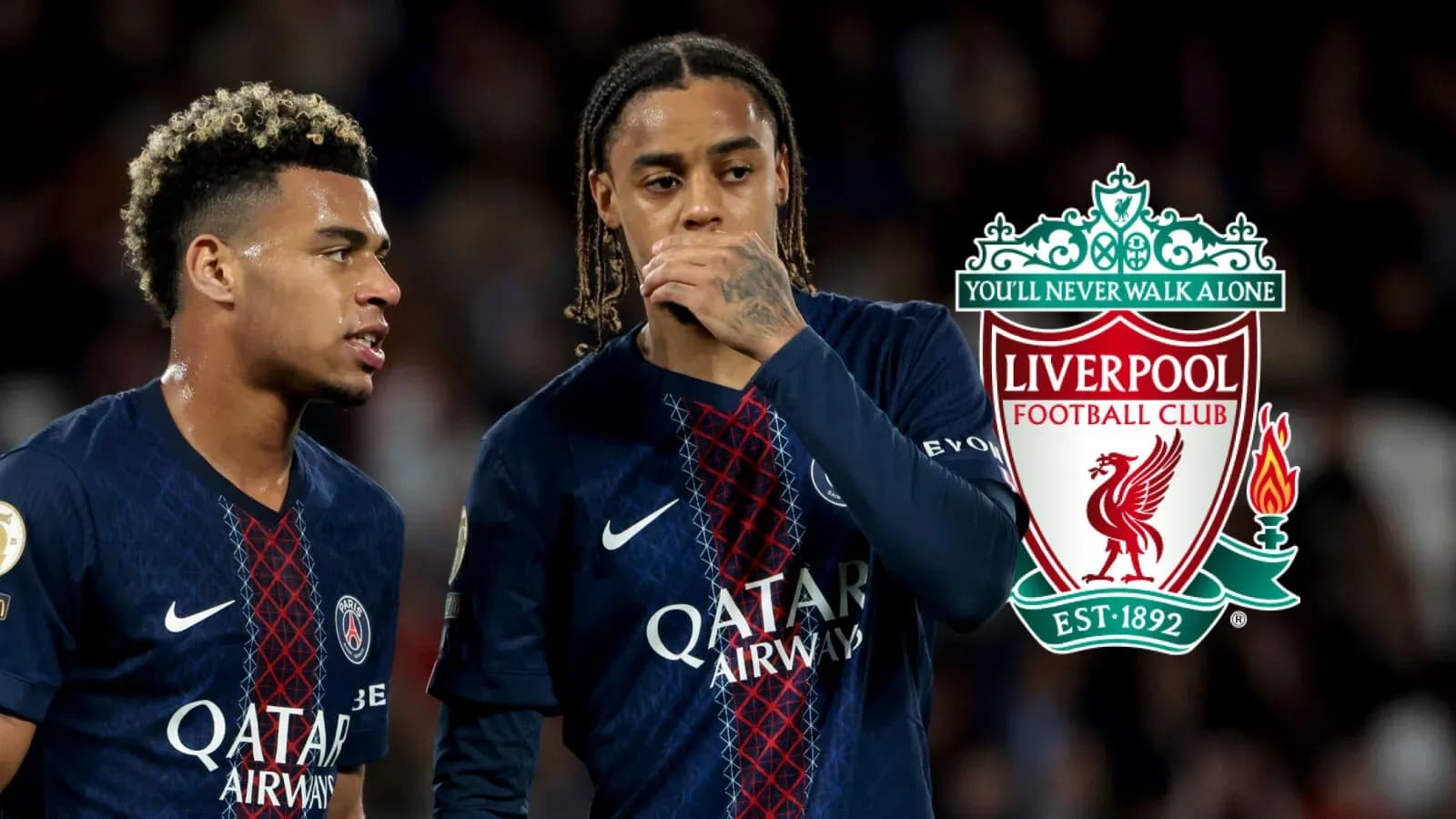 Jugadores de PSG durante partido con logo de Liverpool