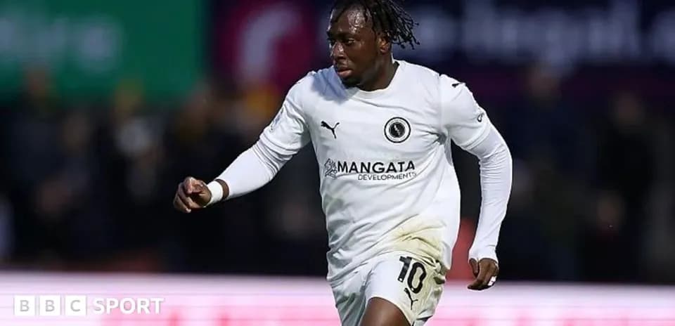 Jugador corriendo en campo con uniforme blanco