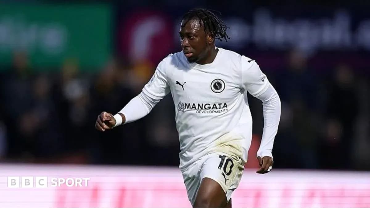 Jugador corriendo en campo con uniforme blanco