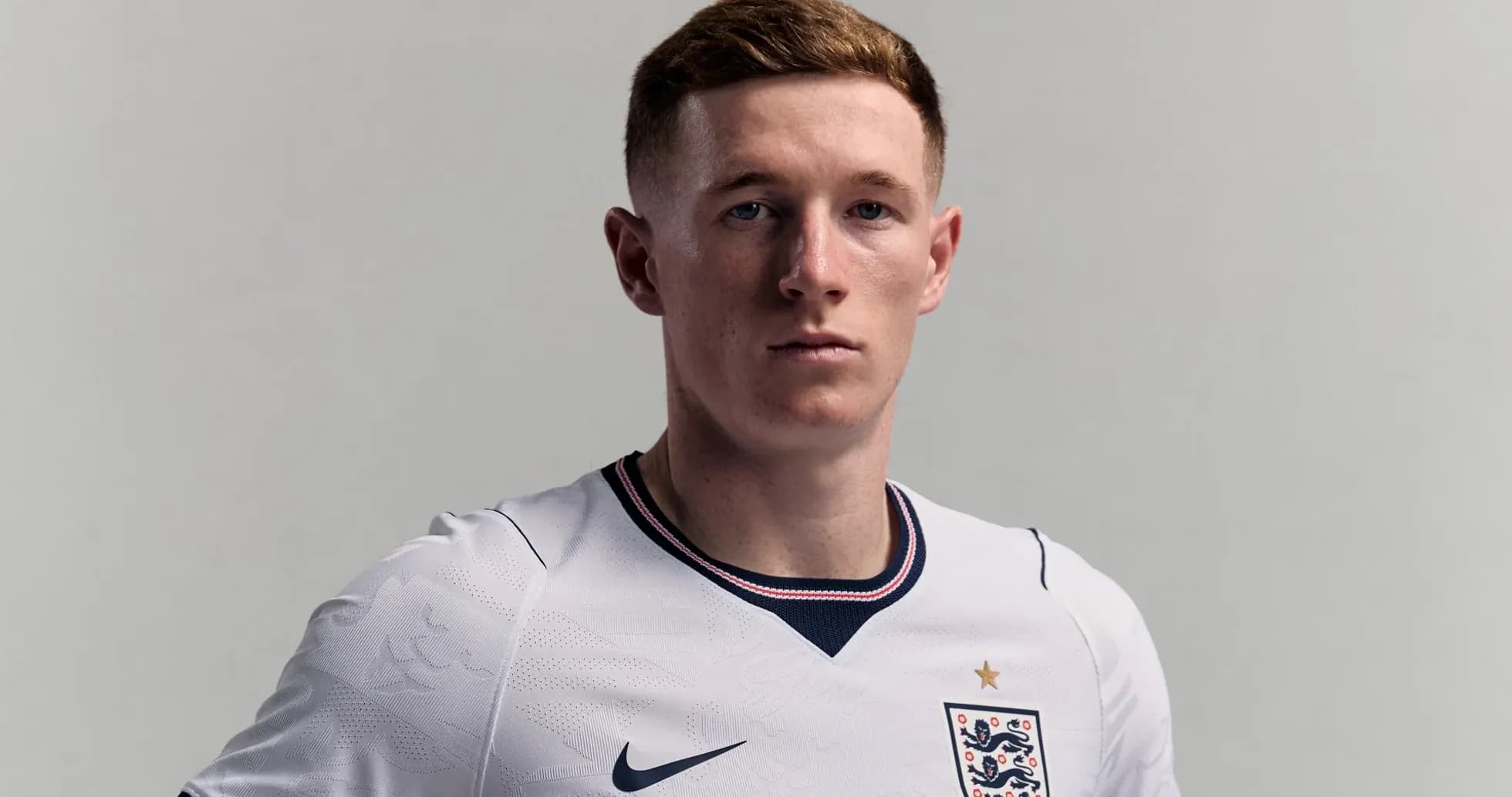 Jugador posando con camiseta de Inglaterra