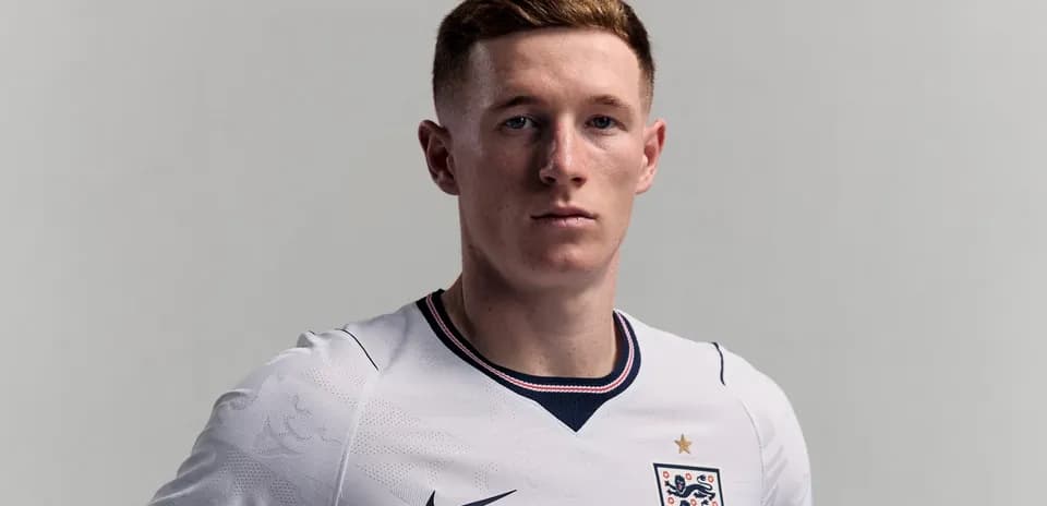Jugador posando con camiseta de Inglaterra
