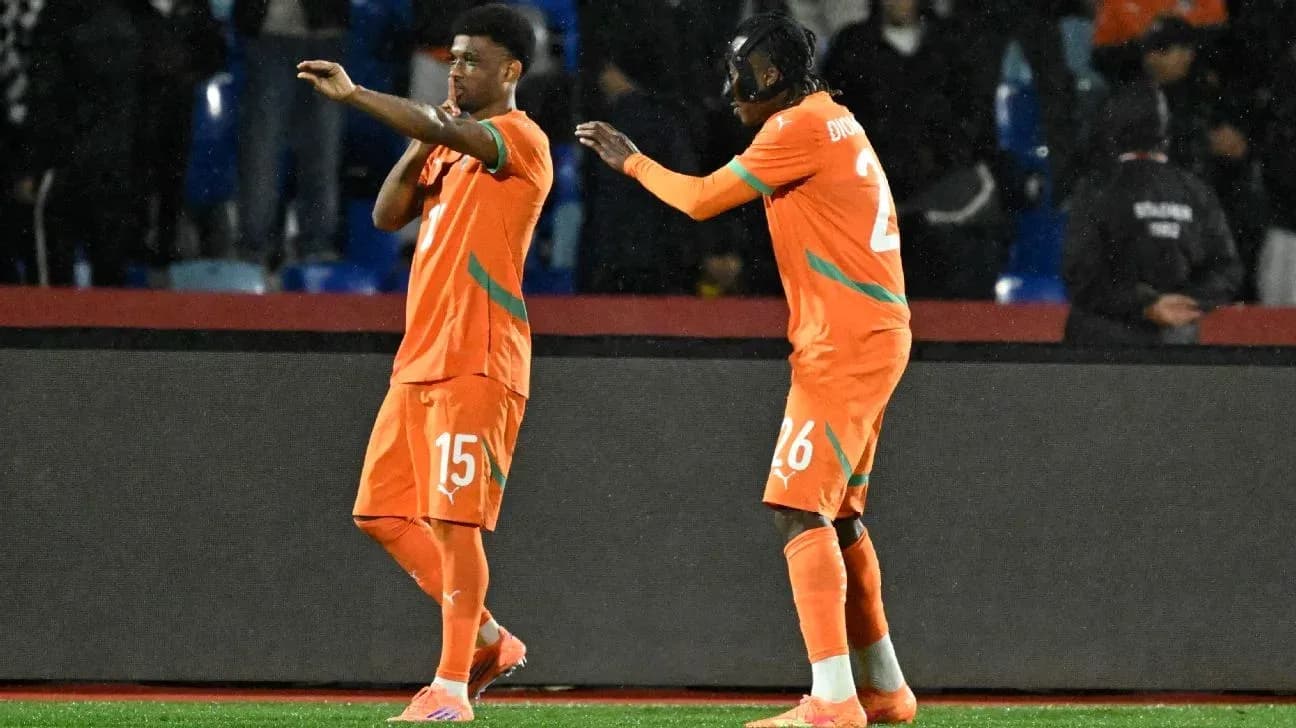 Jugadores de Costa de Marfil celebrando un gol