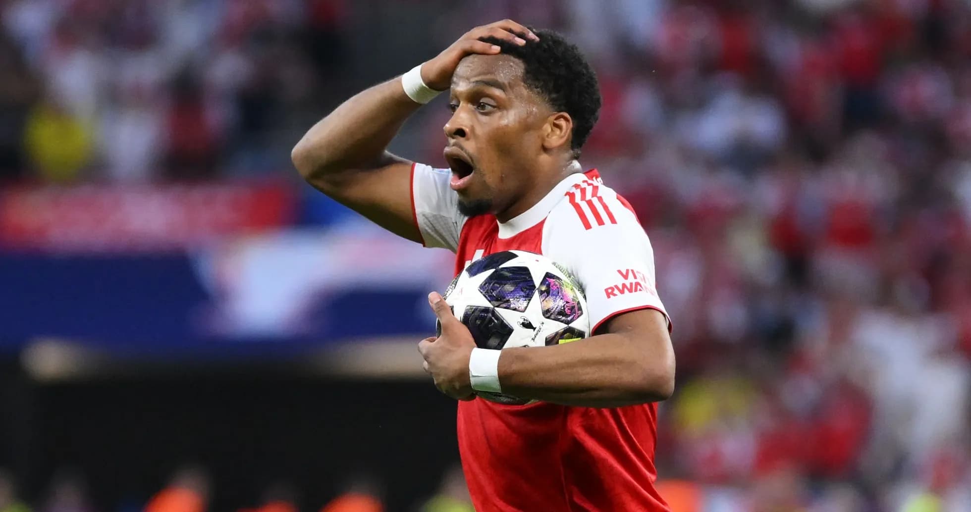 Jugador sosteniendo el balón con expresión de sorpresa