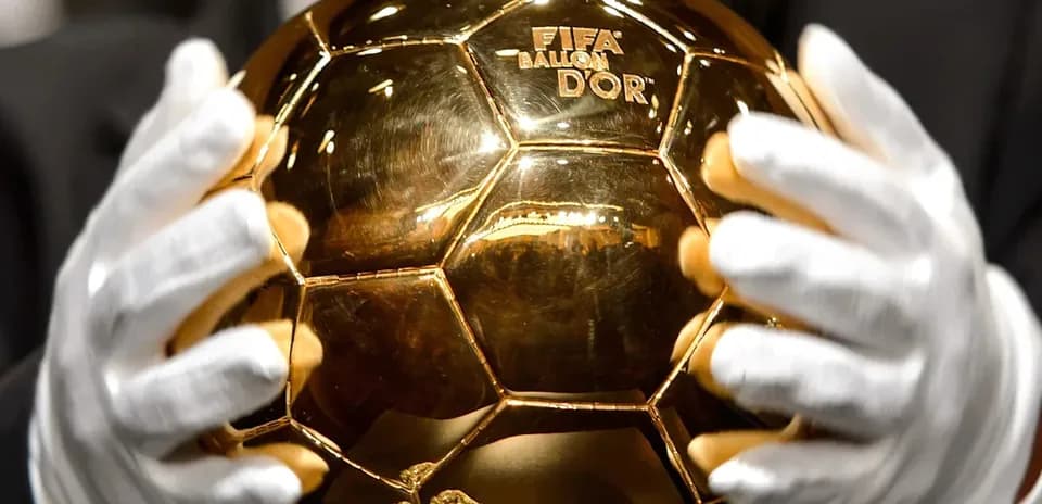 Balón de Oro siendo sostenido con guantes blancos