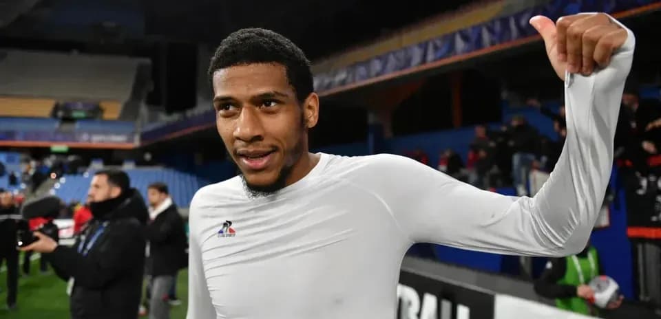 Jugador celebrando tras el partido en el estadio