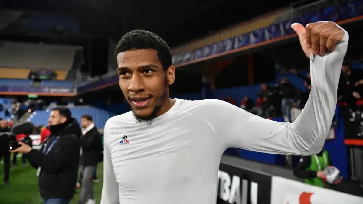 Jugador celebrando tras el partido en el estadio