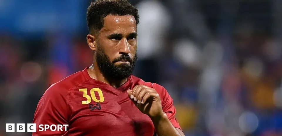 Jugador con camiseta roja en el campo