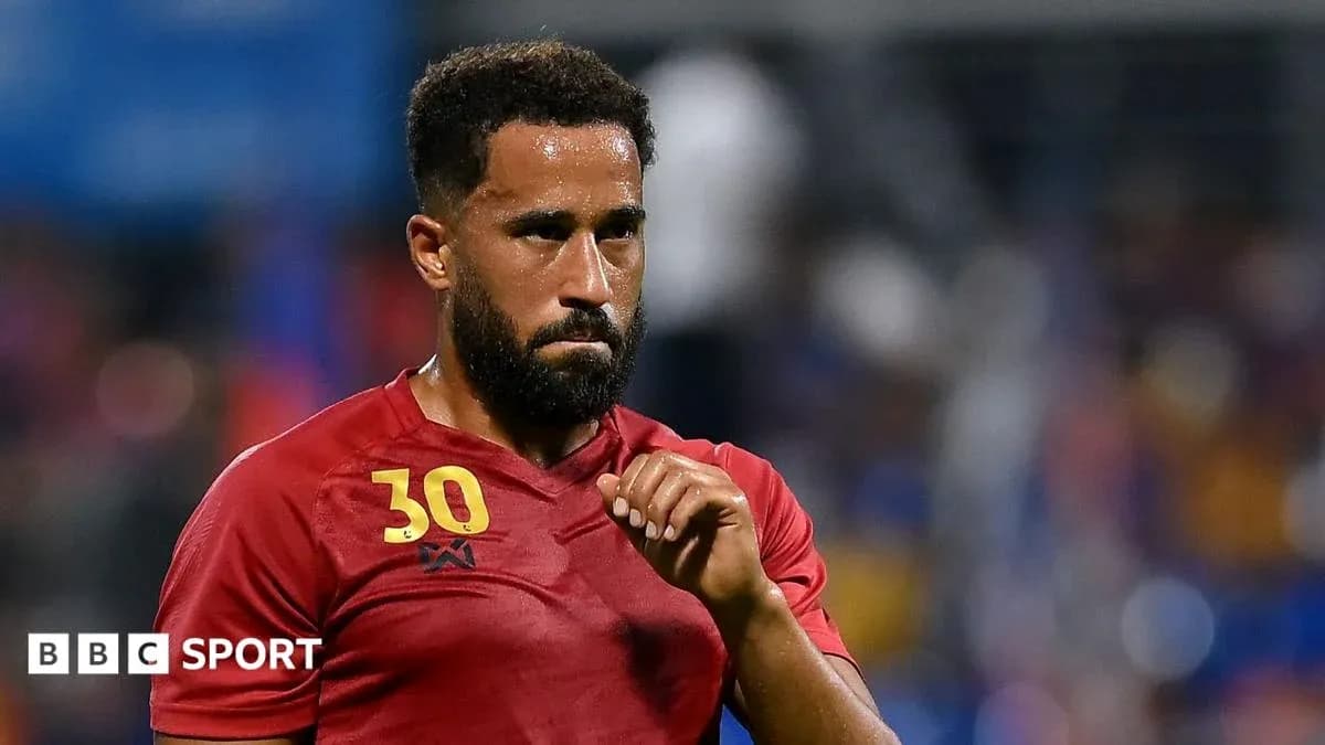Jugador con camiseta roja en el campo