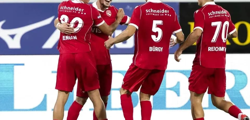 Jugadores celebrando un gol en partido de fútbol