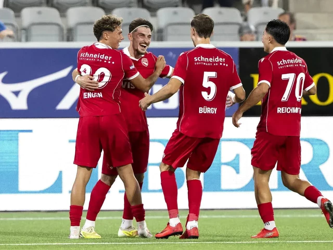 Jugadores celebrando un gol en partido de fútbol