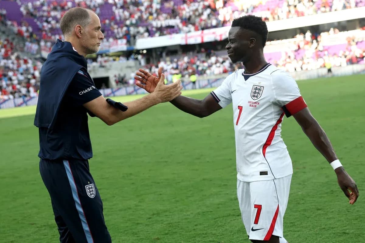 Entrenador y jugador de Inglaterra se saludan tras partido