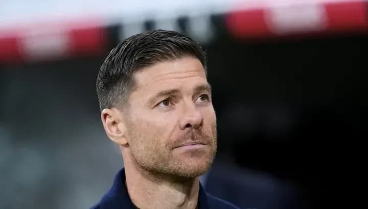 Entrenador observando el partido desde la línea de banda