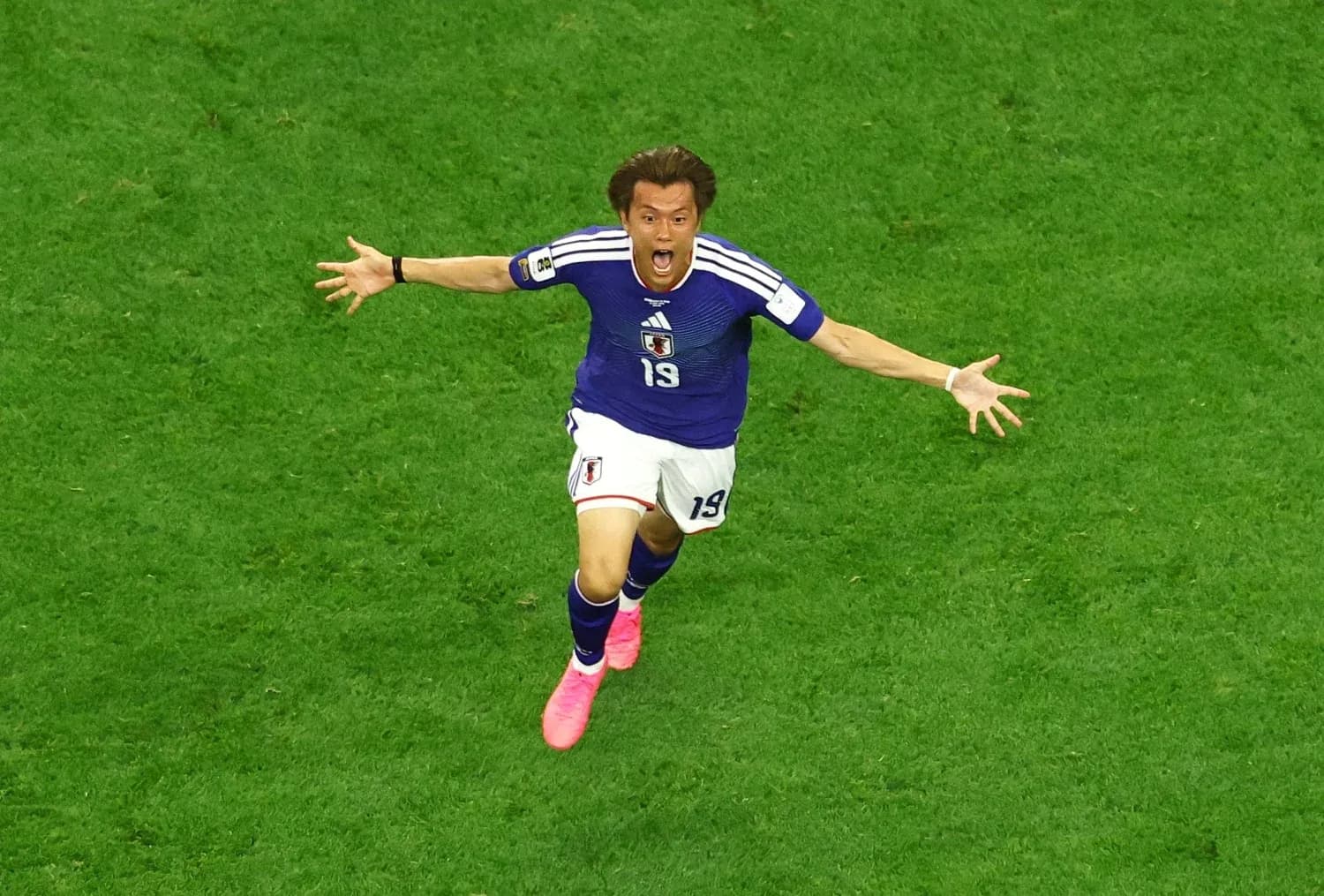 Jugador japonés celebrando un gol en el Mundial