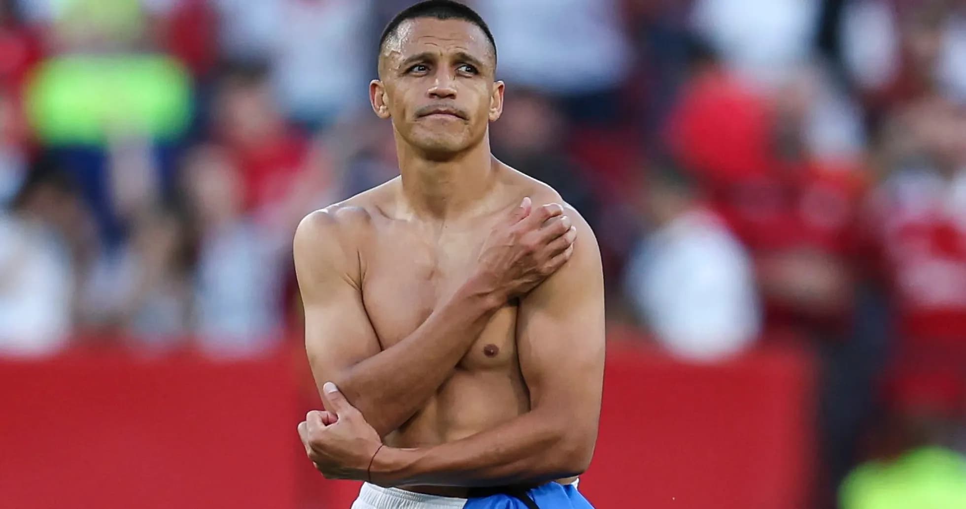 Jugador con camiseta levantada después del partido