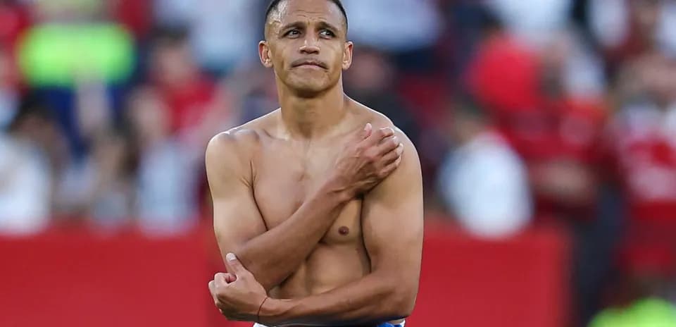 Jugador con camiseta levantada después del partido